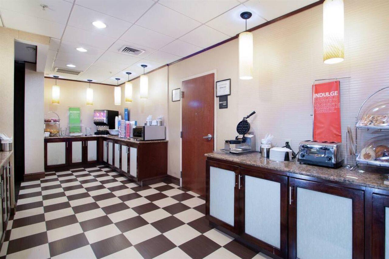 林登汉普顿酒店 外观 照片